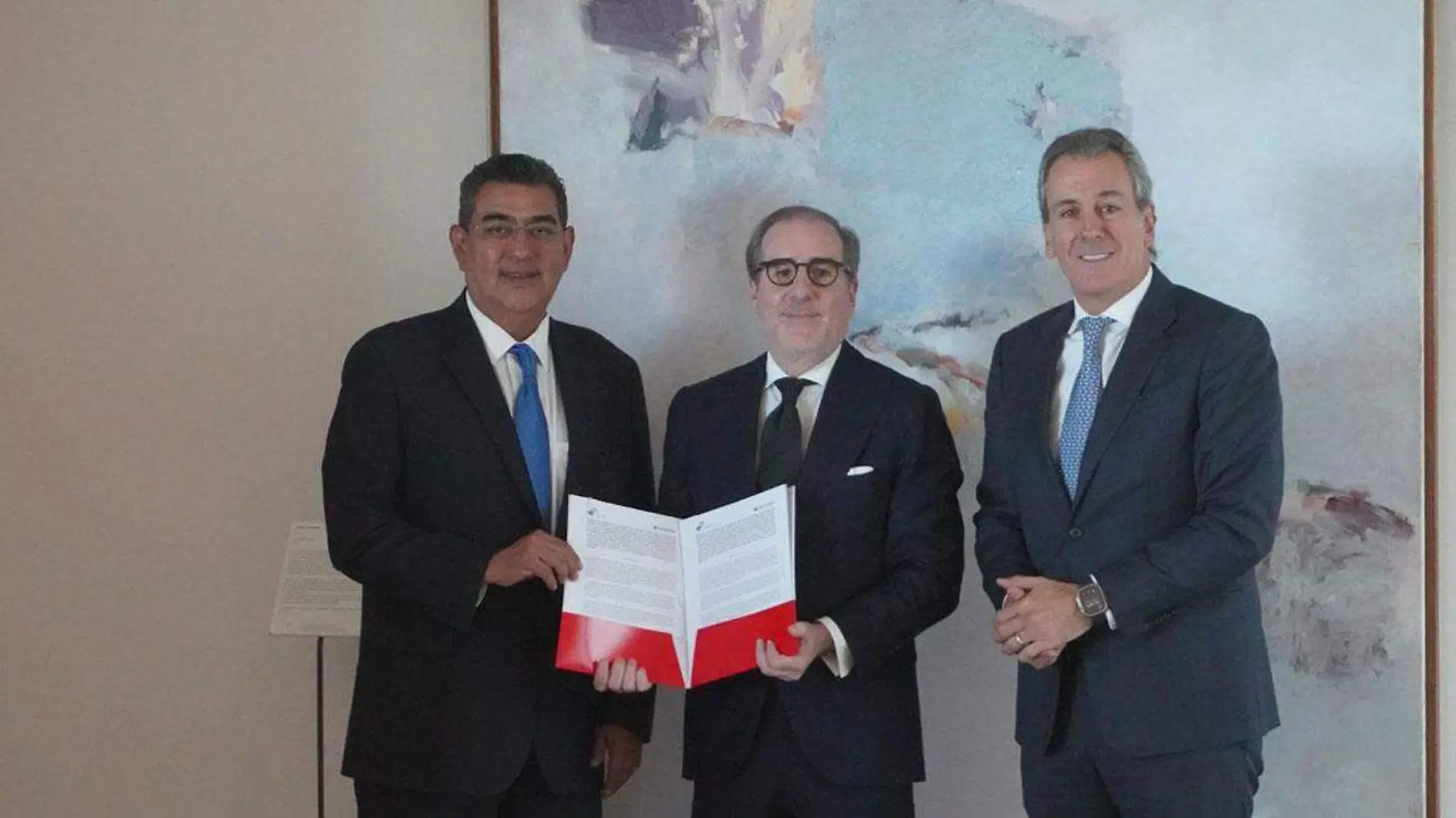 El gobernador Sergio Salomón Céspedes Peregrina firmó un convenio de colaboración con el Banco Santander